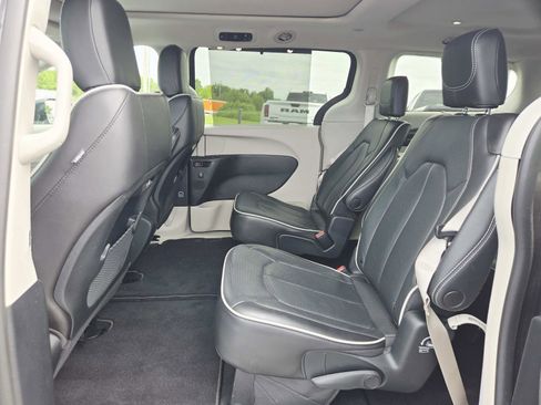 Used 2023 Chrysler Pacifica Limited FWD image 14