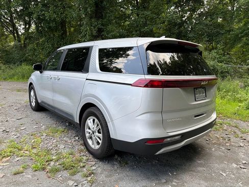 Used 2023 Kia Carnival LX FWD image 4