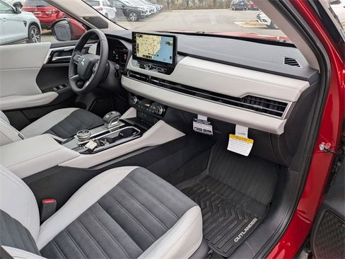 New 2025 Mitsubishi Outlander SE image 37