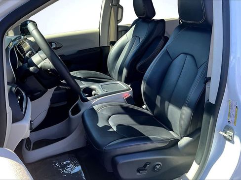 Used 2024 Chrysler Pacifica Touring-L FWD image 11