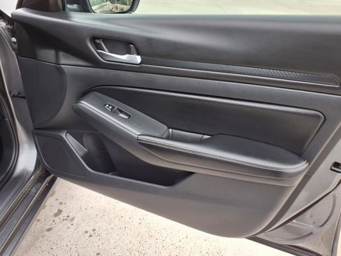 Used 2024 Nissan Altima 2.5 SV image 8