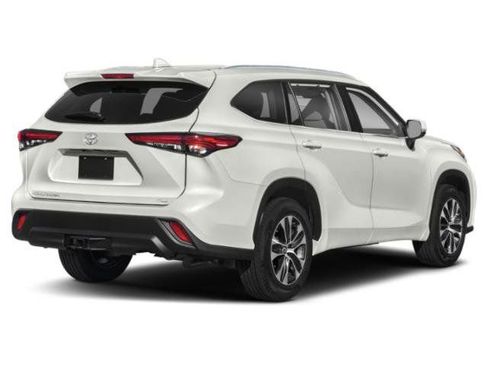 Used 2021 Toyota Highlander XLE image 2