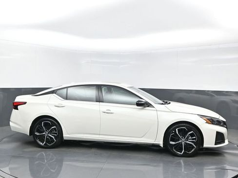 Used 2025 Nissan Altima 2.5 SR w/ SR Premium Package FWD image 7