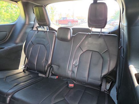 Used 2025 Chrysler Pacifica Select FWD image 13