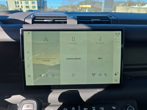 Certified 2024 Land Rover Defender 110 V8 image 27