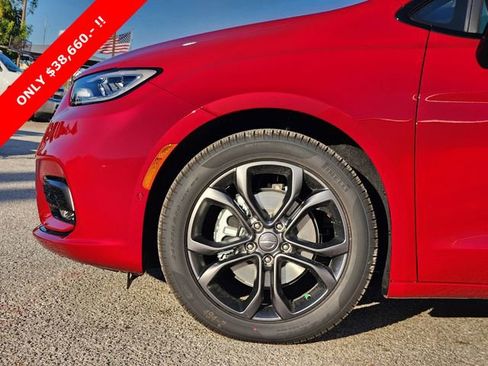 New 2026 Chrysler Pacifica Select image 5