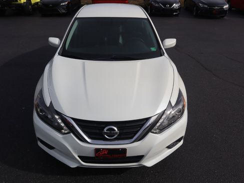 Used 2016 Nissan Altima 2.5 SR w/ LED Appearance Package image 4