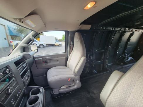 Used 2017 Chevrolet Express 3500 Extended RWD image 28