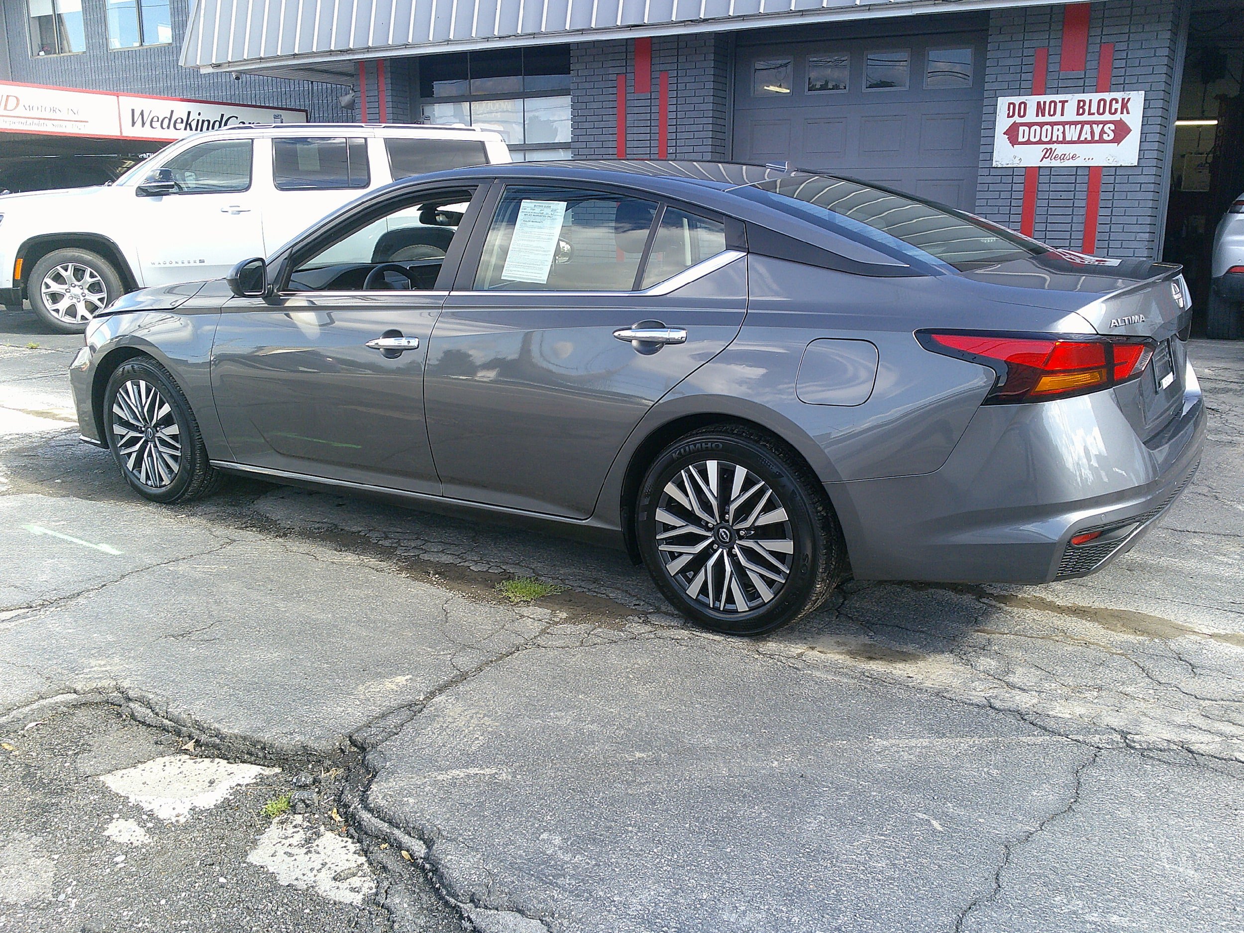 Used 2024 Nissan Altima 2.5 SV FWD image 11