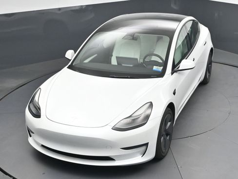 Used 2023 Tesla Model 3 Standard Range image 29