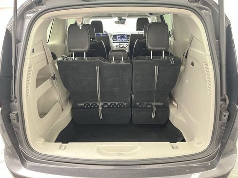 Used 2023 Chrysler Pacifica Touring-L image 28