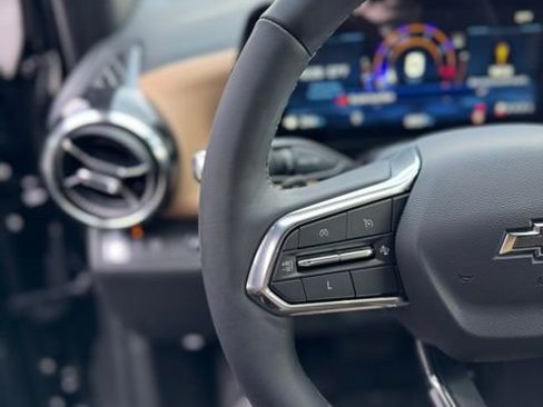 Used 2025 Chevrolet Equinox ACTIV image 14