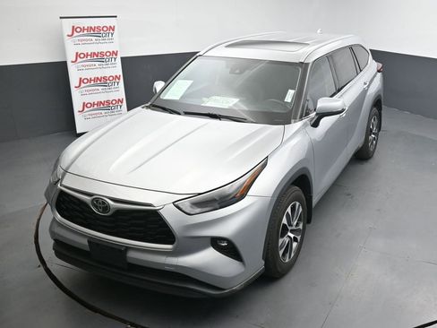 Used 2022 Toyota Highlander XLE AWD/4WD image 29