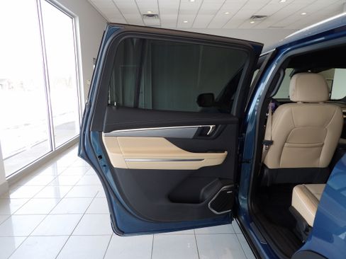 Used 2025 Buick Enclave Preferred w/ Power Package image 18