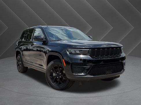 Used 2025 Jeep Grand Cherokee Altitude AWD/4WD image 2