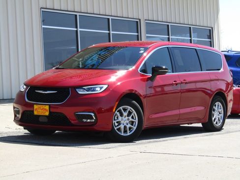 Used 2025 Chrysler Pacifica Select FWD image 12