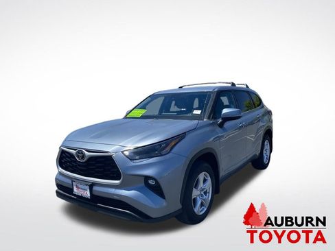 Used 2022 Toyota Highlander LE AWD/4WD image 3