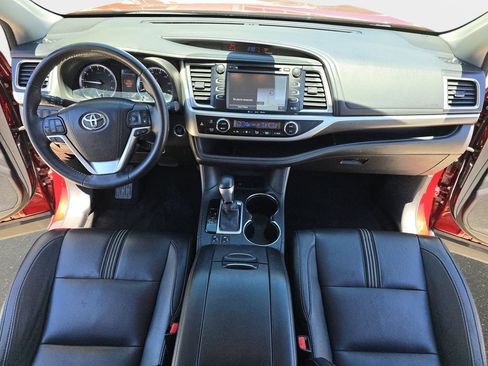Used 2017 Toyota Highlander SE w/ Carpet Mat Package FWD image 10