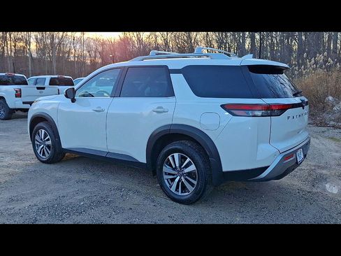 Certified 2024 Nissan Pathfinder SL image 6