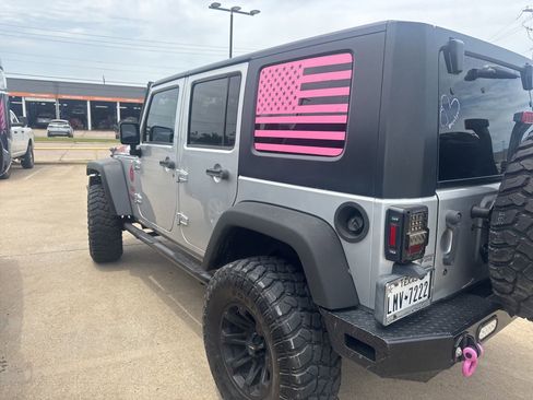 Used 2010 Jeep Wrangler Unlimited Sahara AWD/4WD image 6