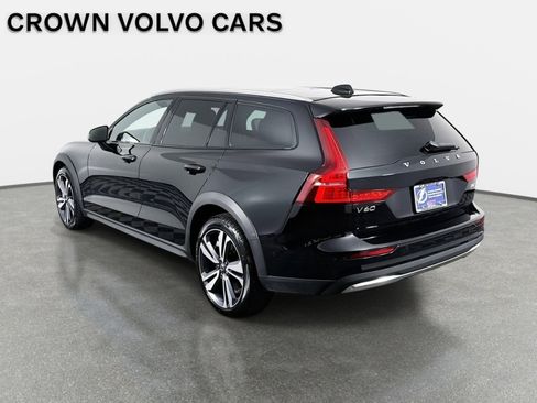 Used 2025 Volvo V60 B5 Cross Country Plus image 8
