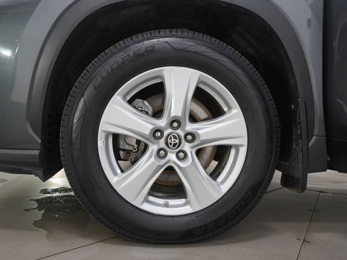 Used 2024 Toyota Highlander LE image 32