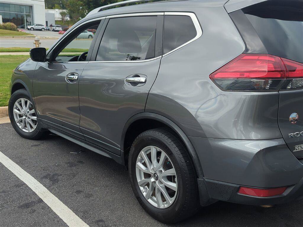 Used 2017 Nissan Rogue SV FWD image 3