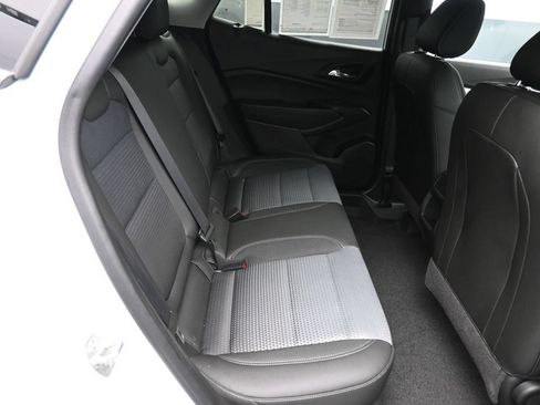 Used 2025 Chevrolet Trax LT w/ LT Convenience Package FWD image 23
