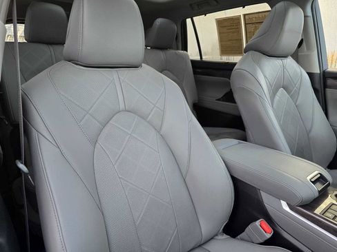 Used 2024 Toyota Highlander Platinum image 13