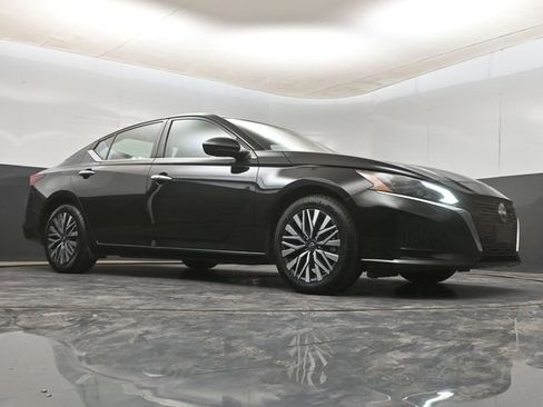 Used 2024 Nissan Altima 2.5 SV image 13