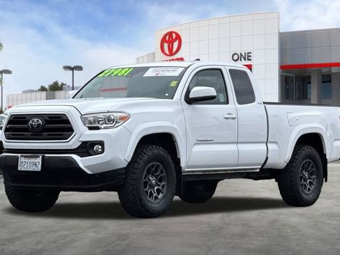 Certified 2018 Toyota Tacoma SR5 image 10