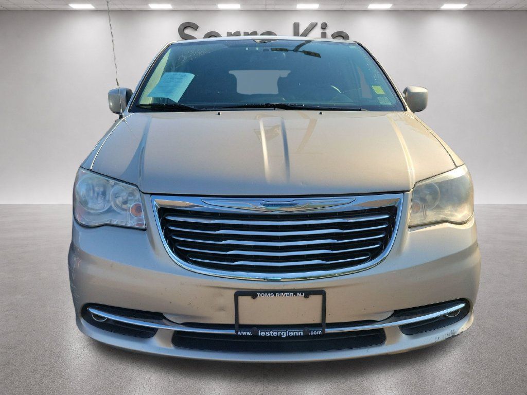 Used 2015 Chrysler Town & Country Touring FWD image 2