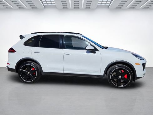 Used 2016 Porsche Cayenne Turbo image 4