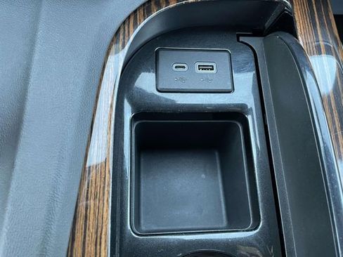 Used 2022 Cadillac Escalade Premium Luxury AWD/4WD image 32