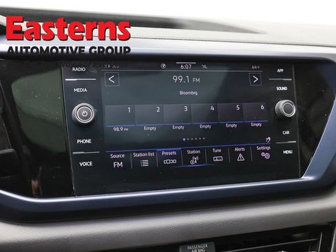 Used 2022 Volkswagen Taos SE w/ Panoramic Sunroof Package FWD image 19