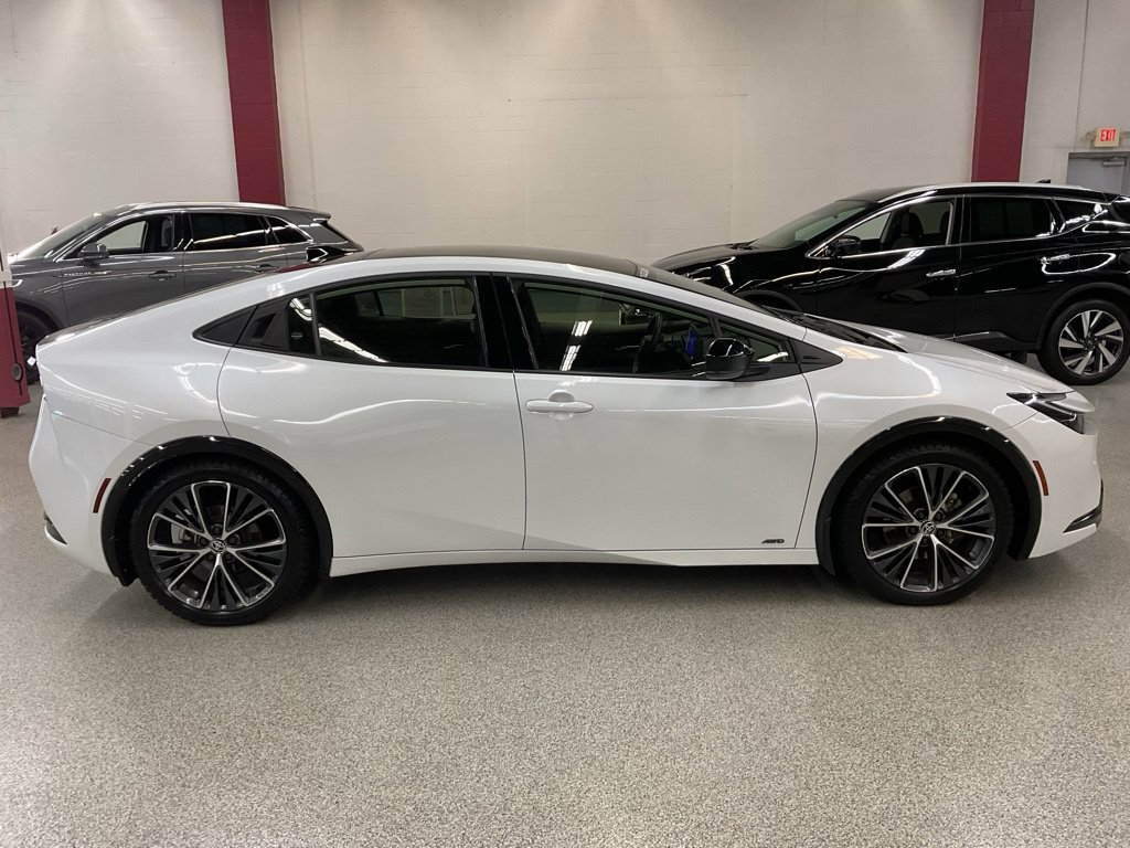Used 2024 Toyota Prius XLE AWD/4WD image 4