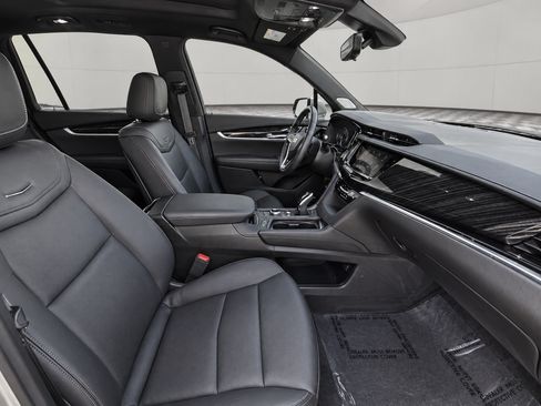 Used 2024 Cadillac XT6 Premium Luxury w/ Technology Package FWD image 6