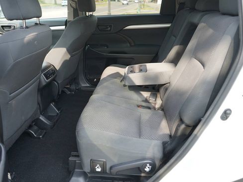 Used 2018 Toyota Highlander LE AWD/4WD image 14