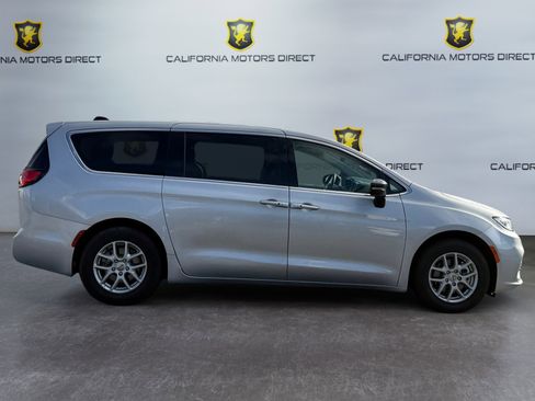 Used 2024 Chrysler Pacifica Touring-L FWD image 6