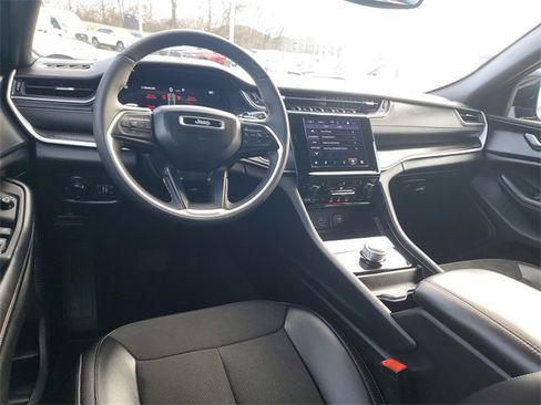 Used 2024 Jeep Grand Cherokee Altitude image 10