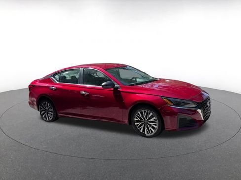 Used 2025 Nissan Altima 2.5 SV FWD image 2