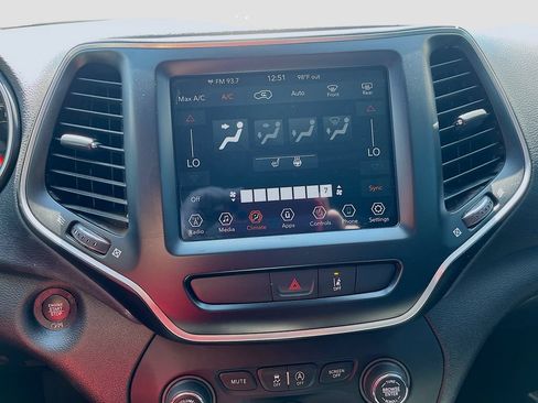 Used 2022 Jeep Cherokee Latitude Lux w/ Mopar Interior Package AWD/4WD image 16