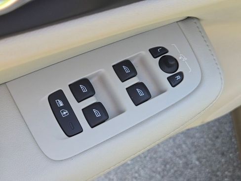 Used 2024 Volvo V60 B5 Cross Country Plus image 23