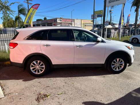 Used 2017 Kia Sorento LX image 4