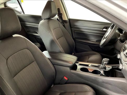 Used 2024 Nissan Altima 2.5 SV FWD image 6