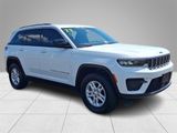 Used 2023 Jeep Grand Cherokee Laredo image 3