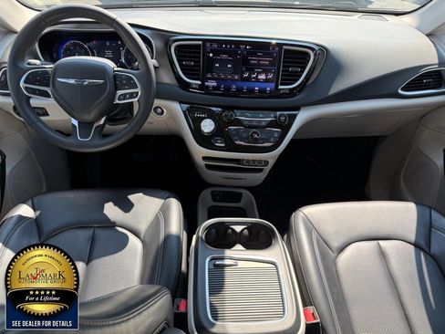 Used 2023 Chrysler Pacifica Touring-L FWD image 18