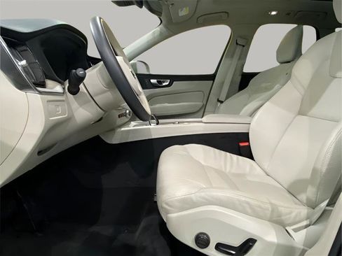 Used 2023 Volvo XC60 B5 Plus image 10