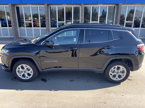 Used 2025 Jeep Compass Latitude w/ Convenience Group image 1