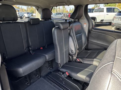 Used 2015 Toyota Sienna SE image 13